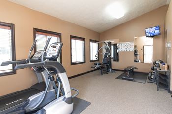 this is a photo of the gym in the 653 square foot 1 bedroom apartment at har